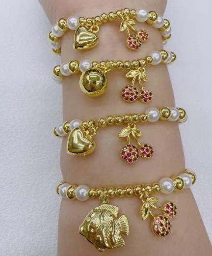 Bracelet con perlas y dijes gold plated 14k.