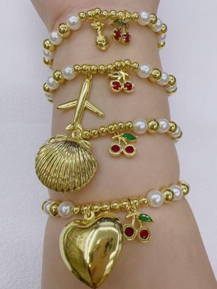 Bracelet con perlas y dijes gold plated 14k.