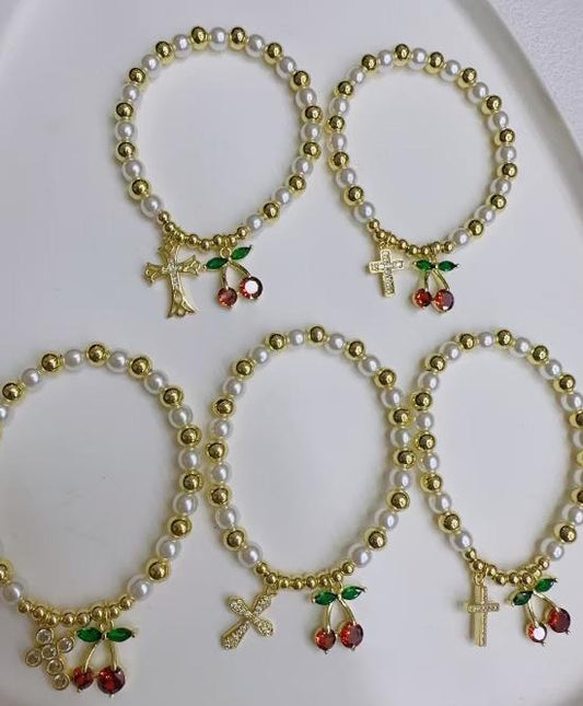 Bracelet con perlas y dijes gold plated 14k.