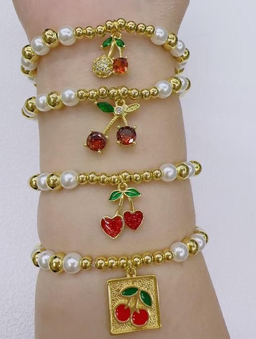 Bracelet con perlas y dijes gold plated 14k.