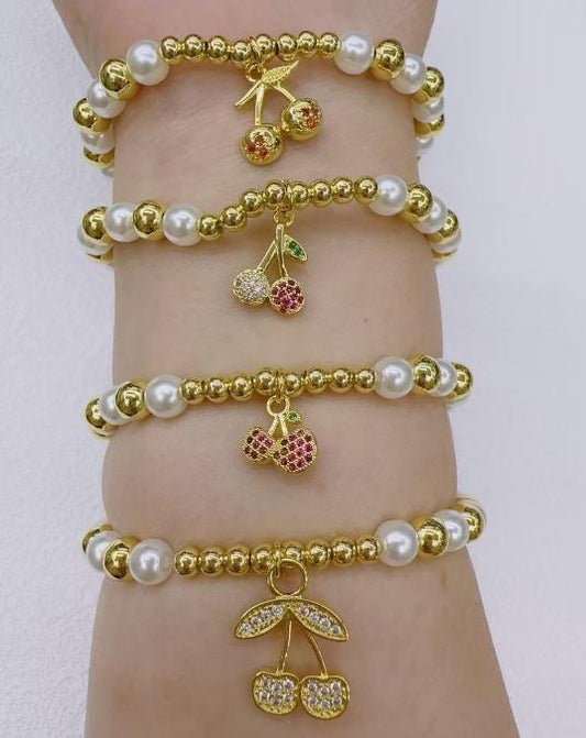 Bracelet con perlas y dijes gold plated 14k.