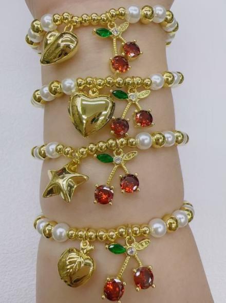 Bracelet con perlas y dijes gold plated 14k.