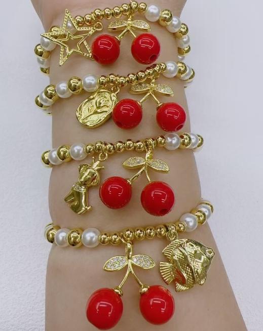 Bracelet con perlas y dijes gold plated 14k.