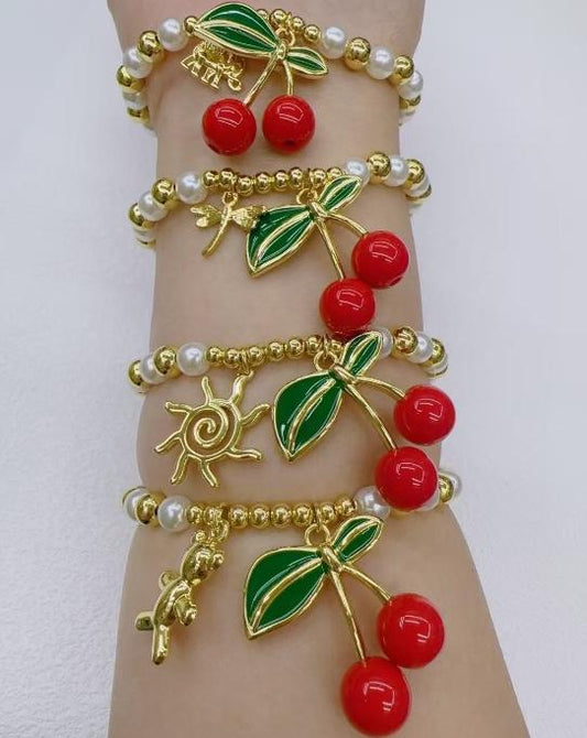 Bracelet con perlas y dijes gold plated 14k.